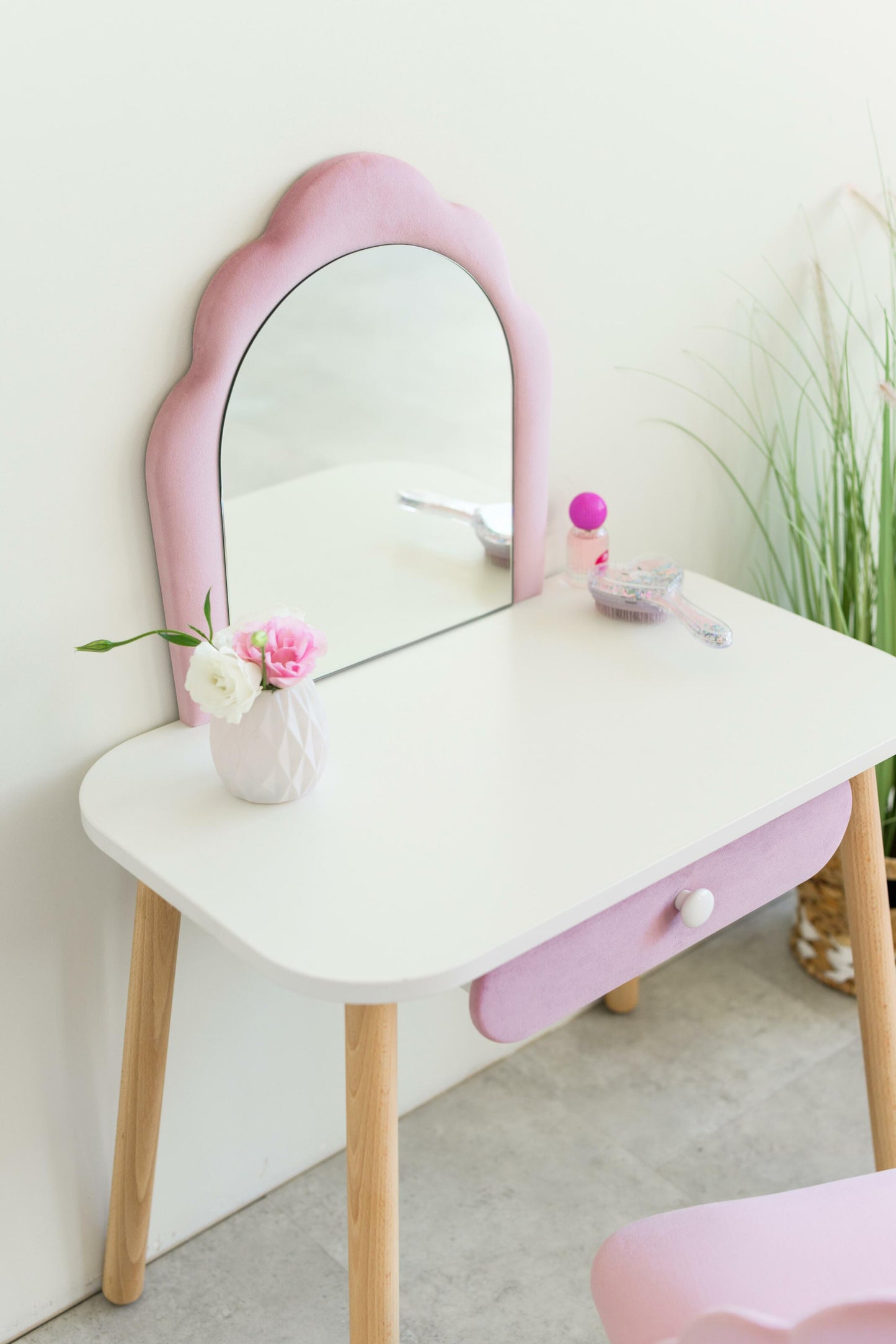 Furniture set: children's dressing table Ariel and armchair Seashell, 3-5 years old, 105-115 cm, Soft pink