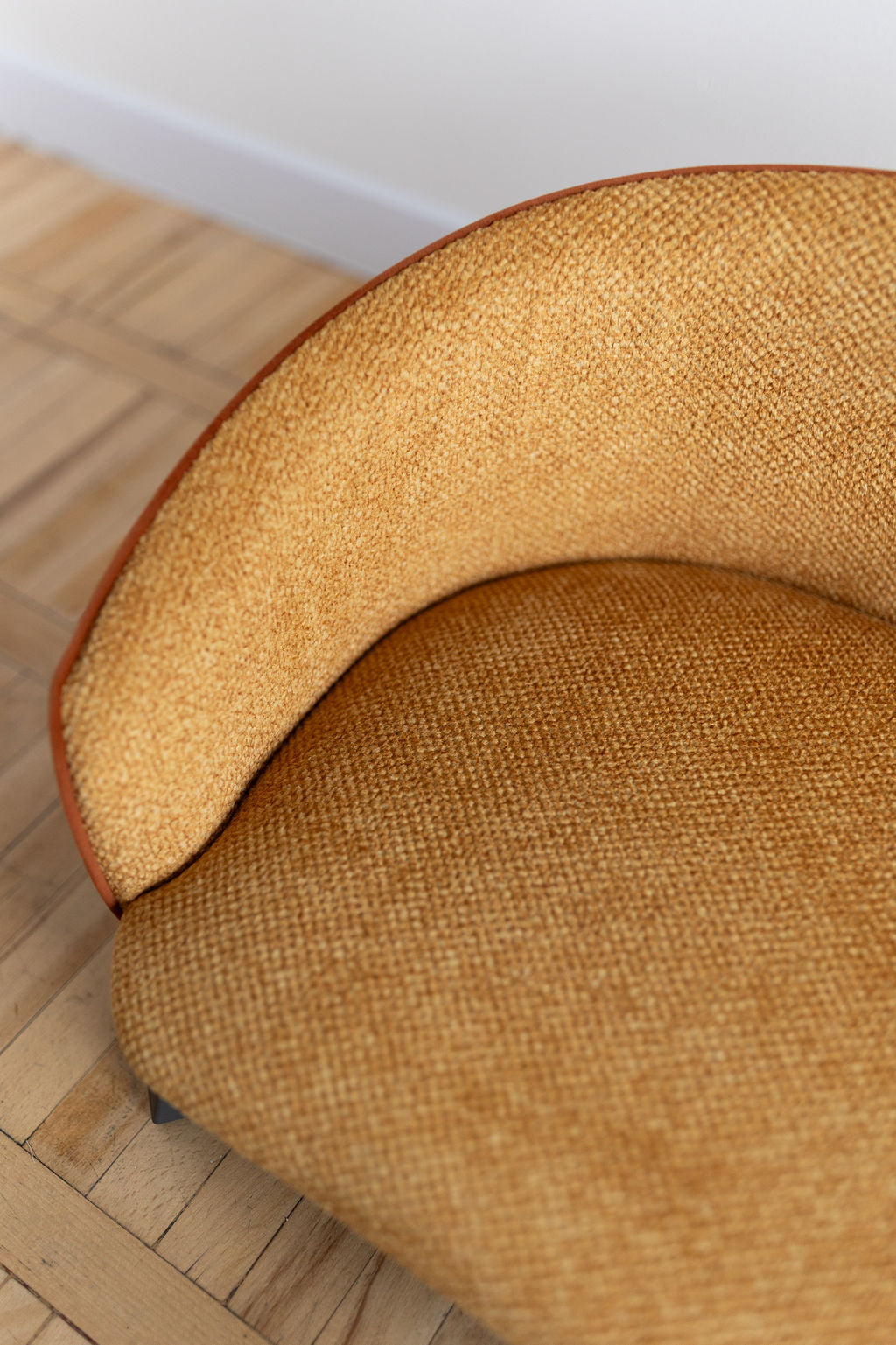 Sofa voor hond en kat, maat M, Honingmosterd met structuur, cognac bies, grafietkleurige poten — aanzicht 2