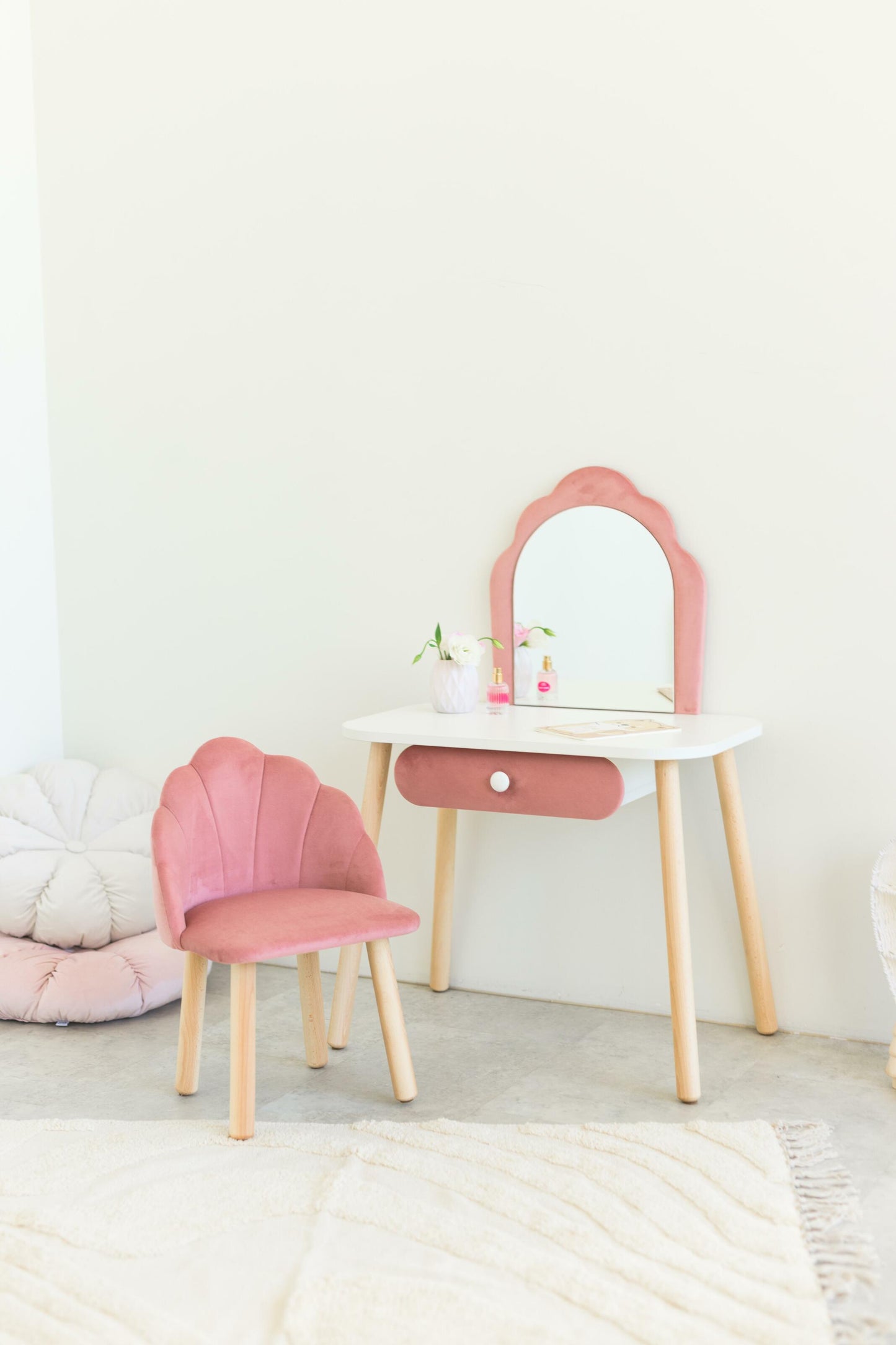 Furniture set: children's dressing table Ariel and armchair Seashell, 3-5 years old, 105-115 cm, Pink