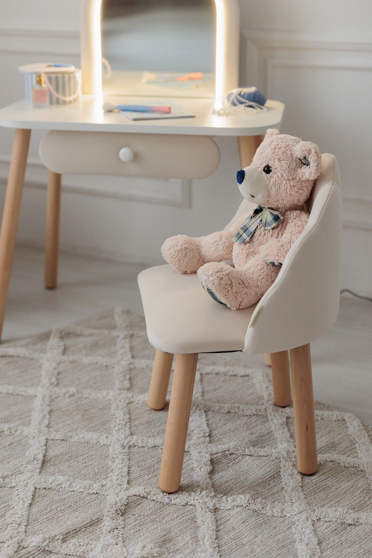 Set: kinderkaptafel Ariel met verlichting en stoel Schelp, Melk — aanzicht 2
