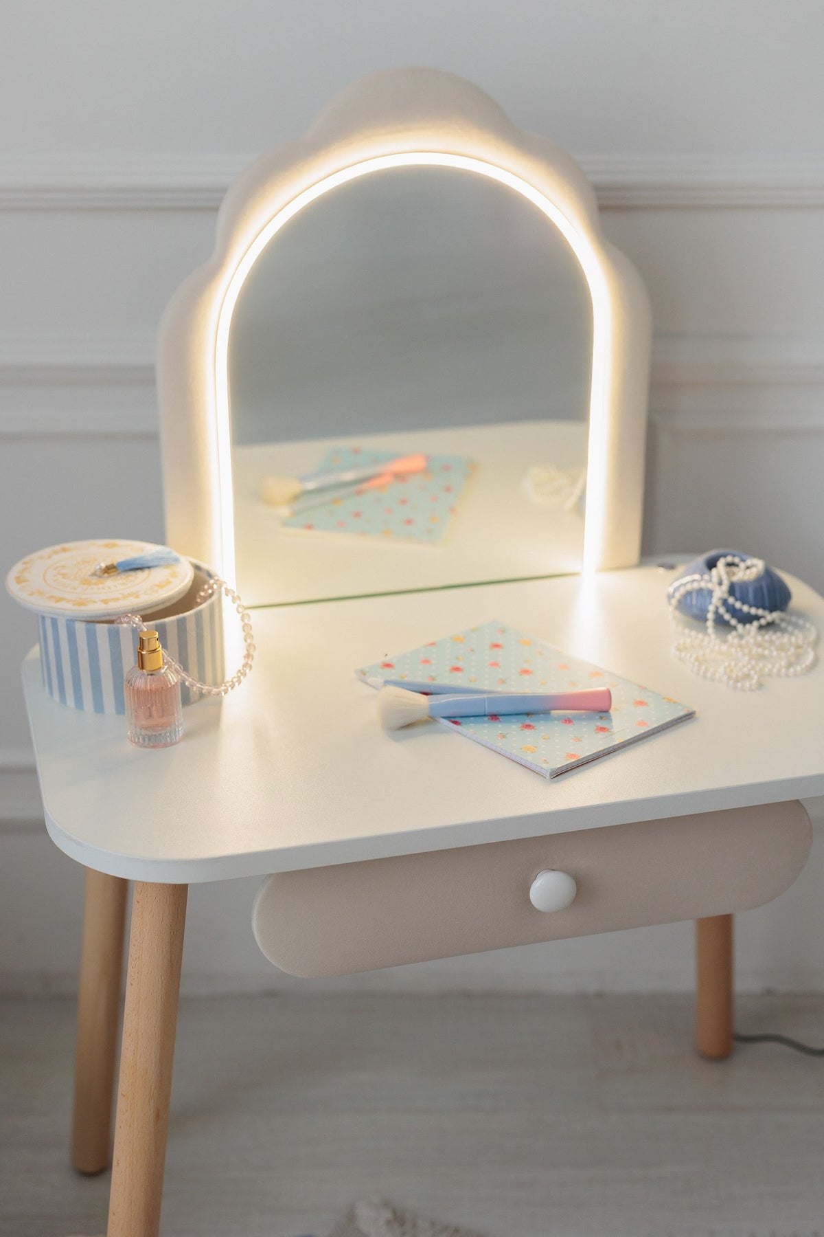 Set: kinderkaptafel Ariel met verlichting en stoel Schelp, Melk — aanzicht 4