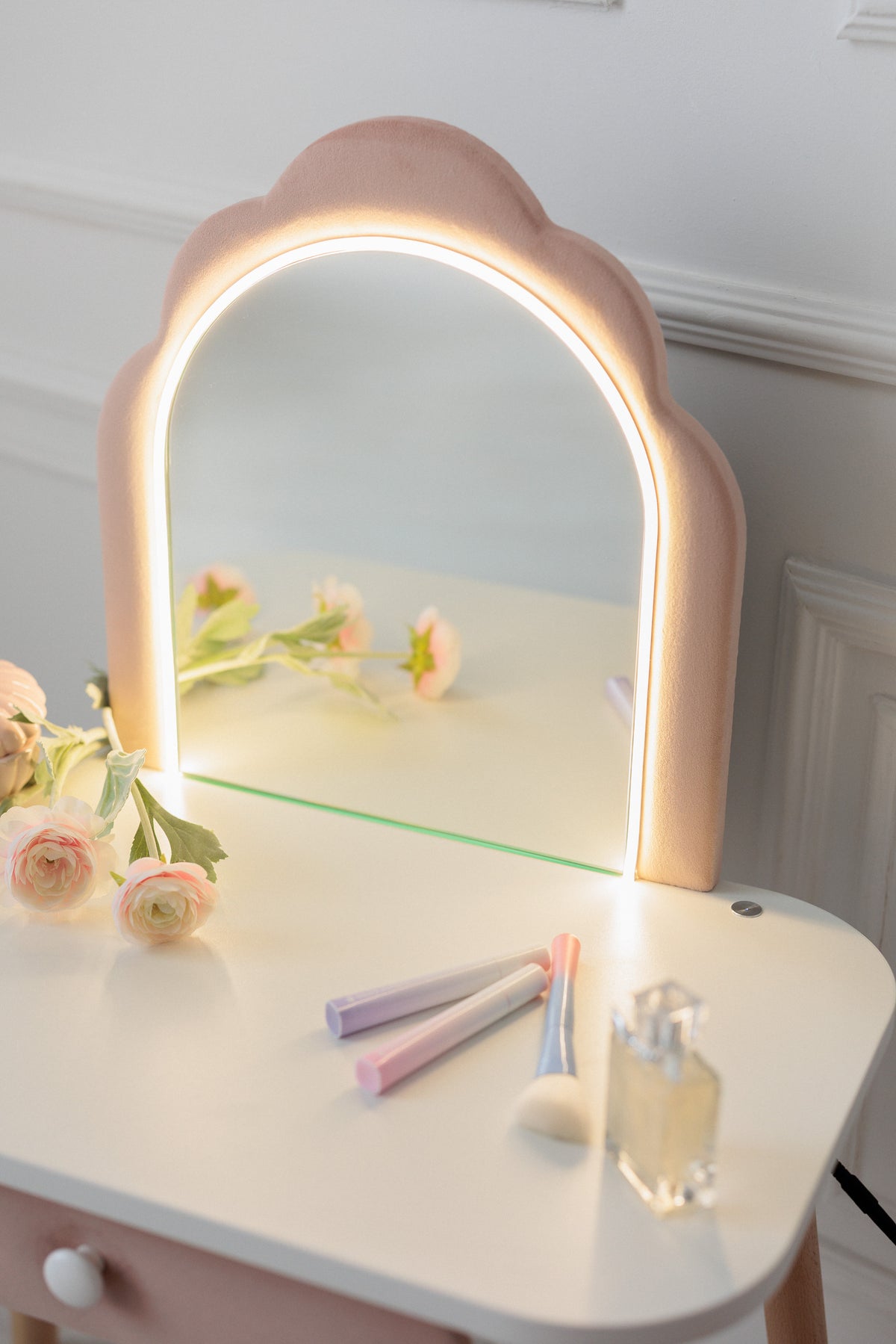Set: kinderkaptafel Ariel met verlichting en stoel Schelp, Poederkleur — aanzicht 3