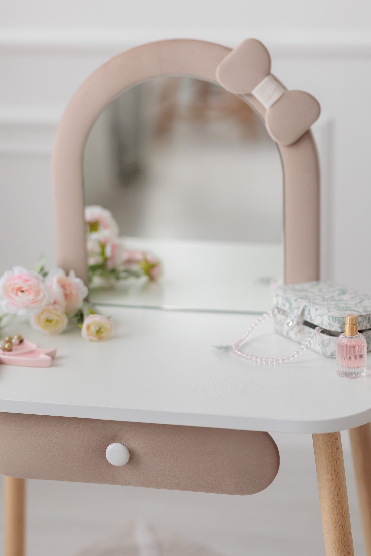 Zestaw mebli: toaletka dziecięca z kokardą i fotelem, 3-5 lat, 105-115 cm, Latte