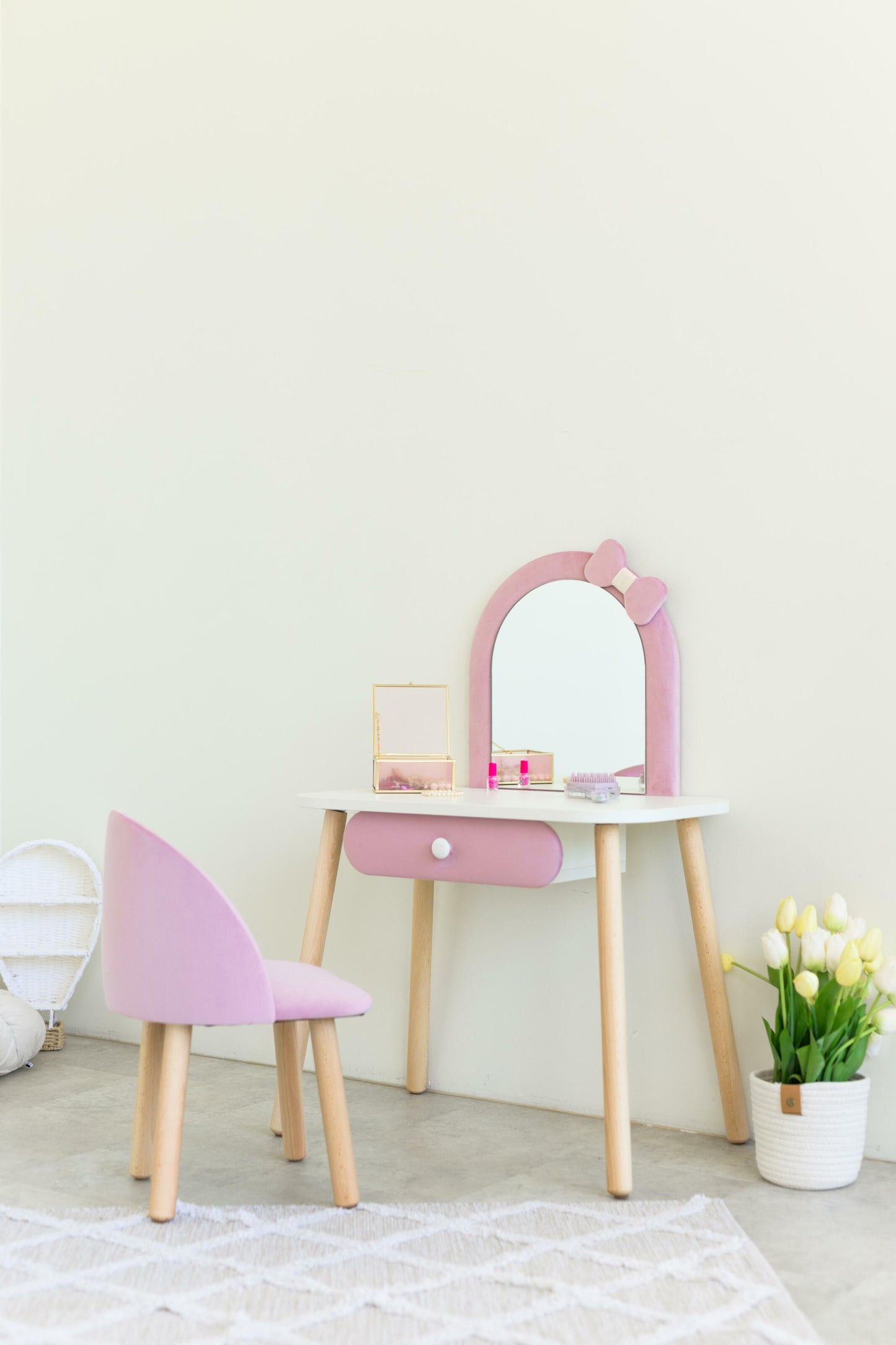 Furniture set: children's dressing table with a bow and armchair, 3-5 years old, 105-115 cm, Soft pink