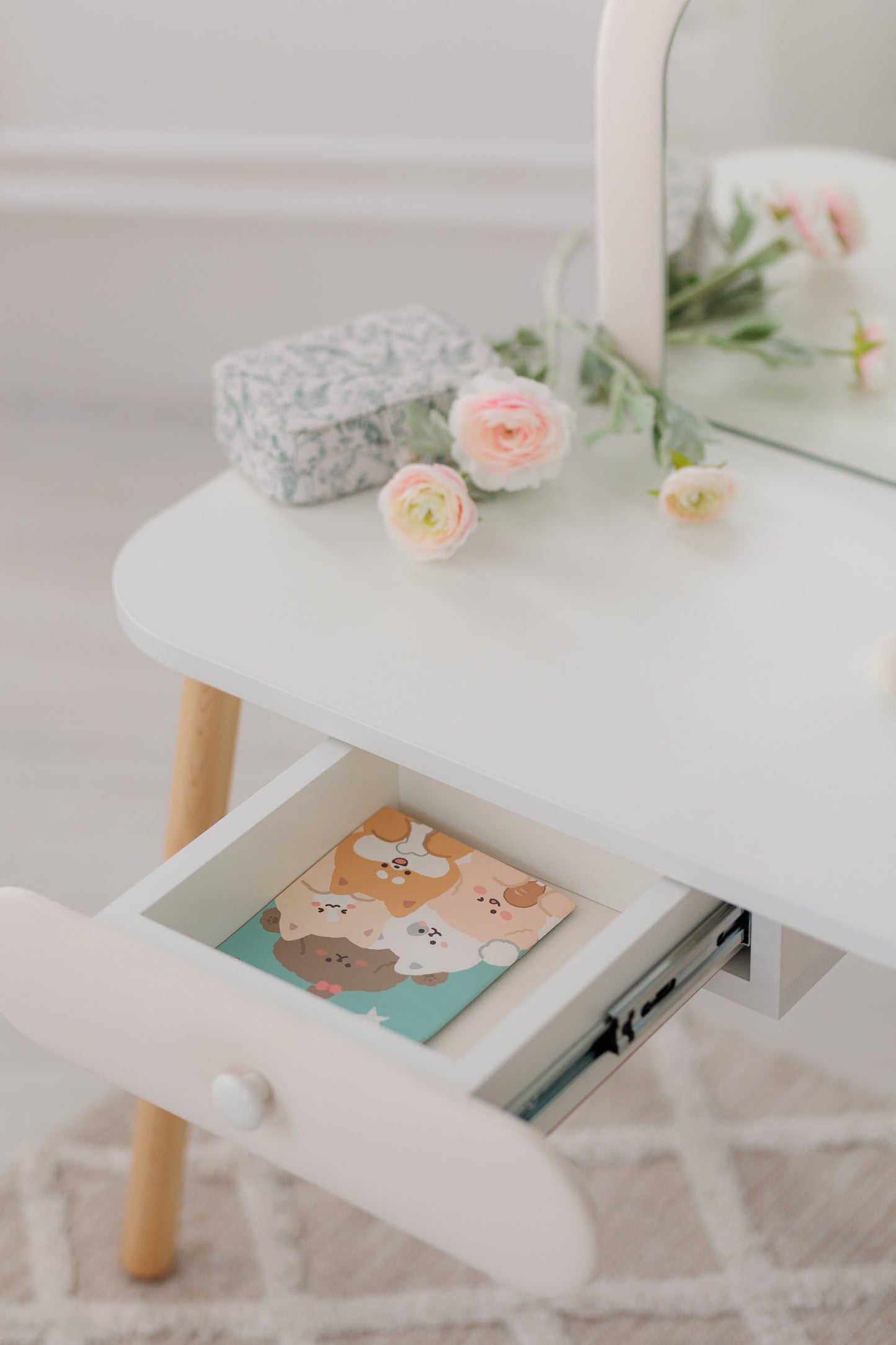 Zestaw mebli: toaletka dziecięca z kokardą i fotelem, 5-7 lat, 115-125 cm, Mleczny