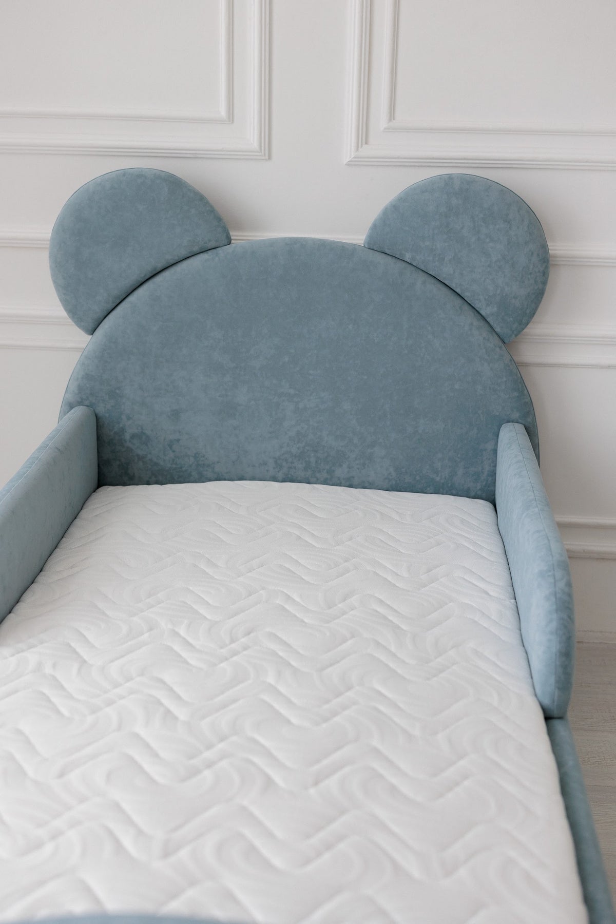 Kinderbed met matras Bear Sleep, afmetingen 80x190 cm, Lichtblauw — aanzicht 2