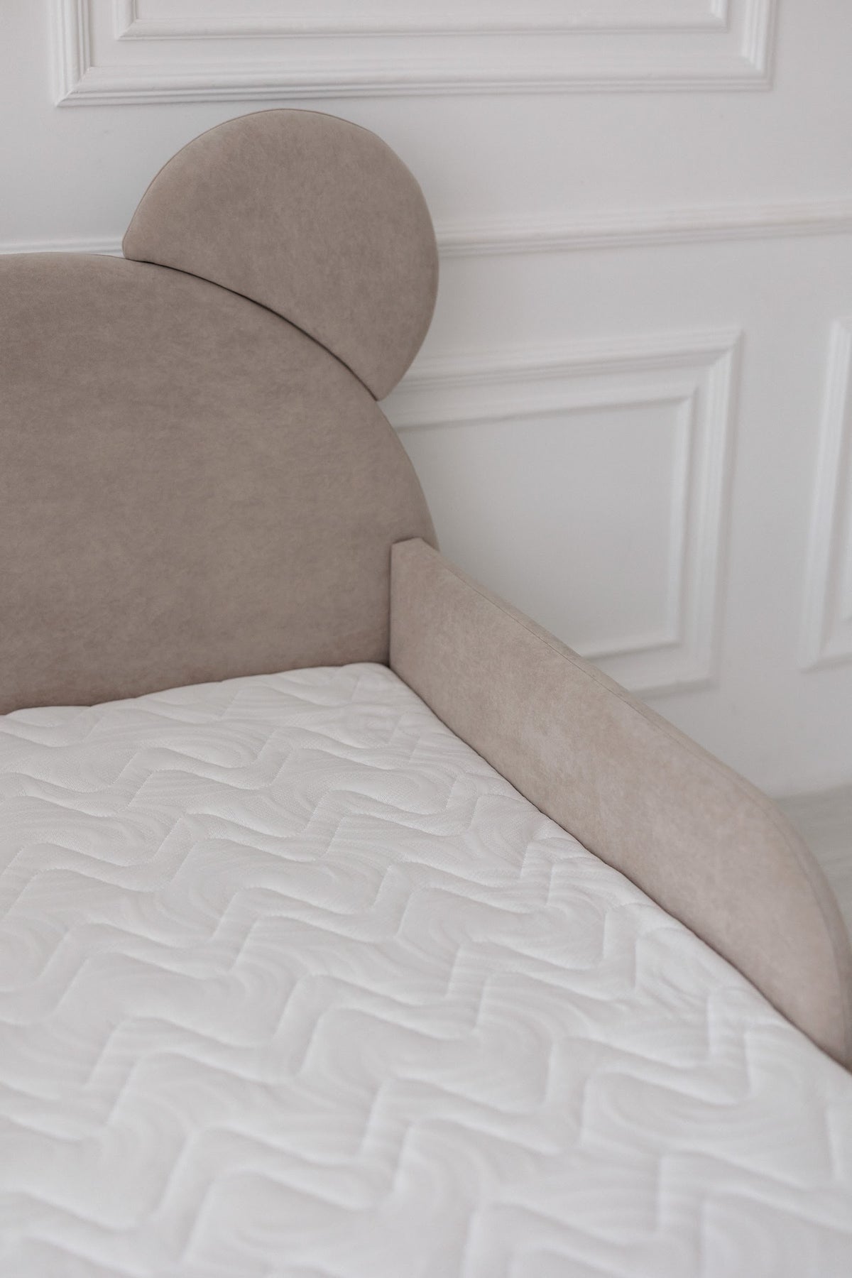 Kinderbed met matras Bear Sleep, afmetingen 80x190 cm, Taupe — aanzicht 2